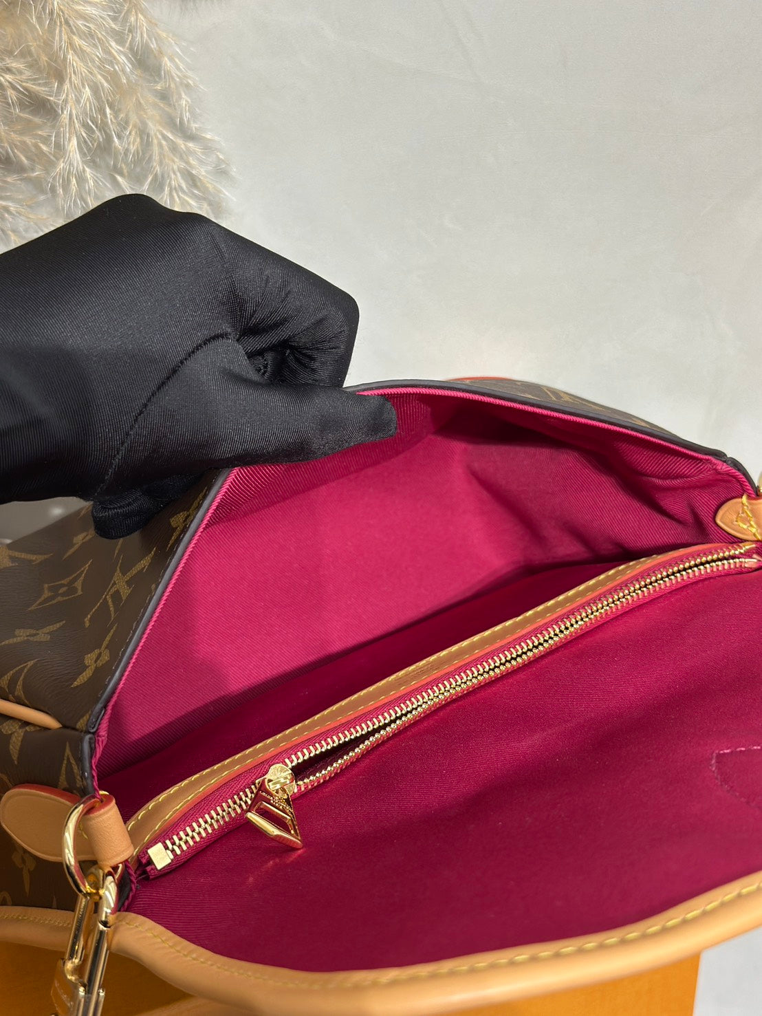 LOUIS VUITTON Diane法棍包 - 紫紅字母背帶