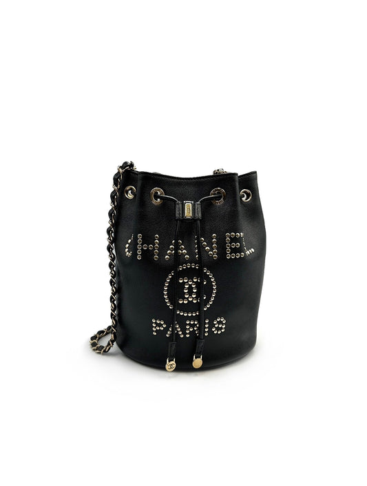 CHANEL 荔枝牛皮鉚釘Logo水桶包29開