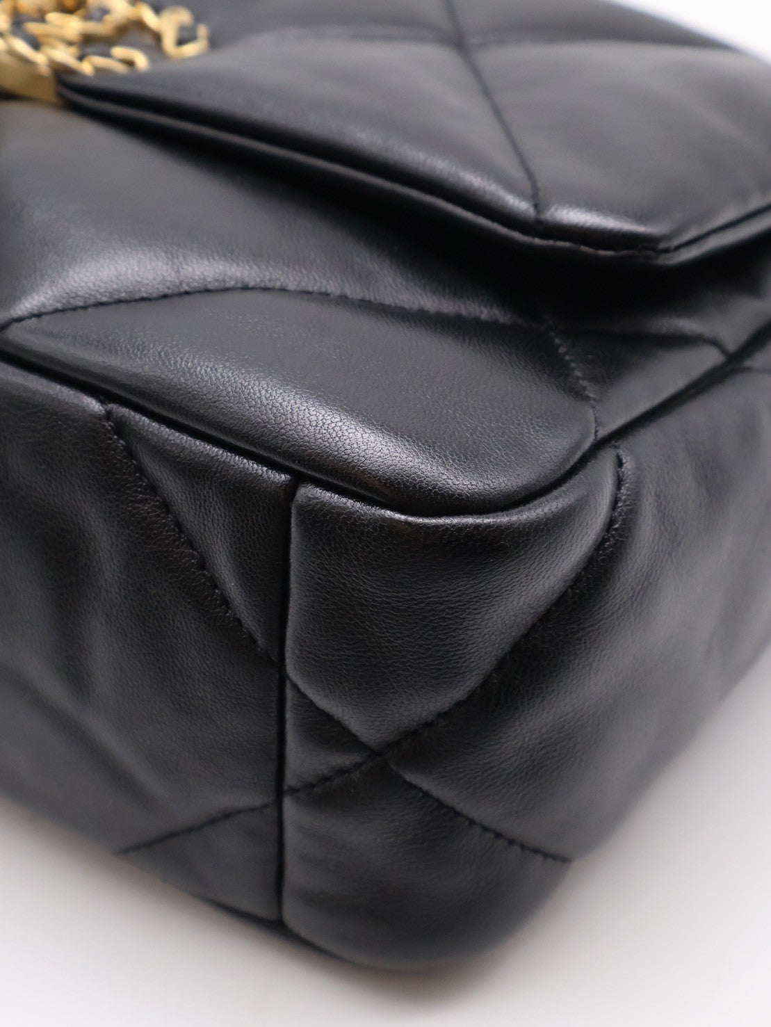 CHANEL 19 Bag 菱格紋羊皮手提肩背包 26 - 黑金