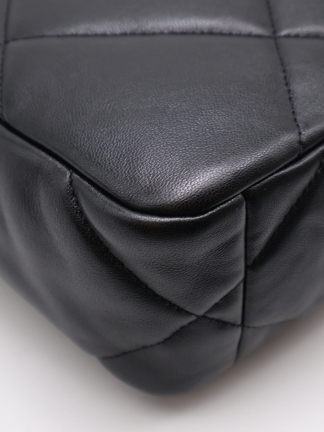 CHANEL 19 Bag 菱格紋羊皮手提肩背包 26 - 黑金