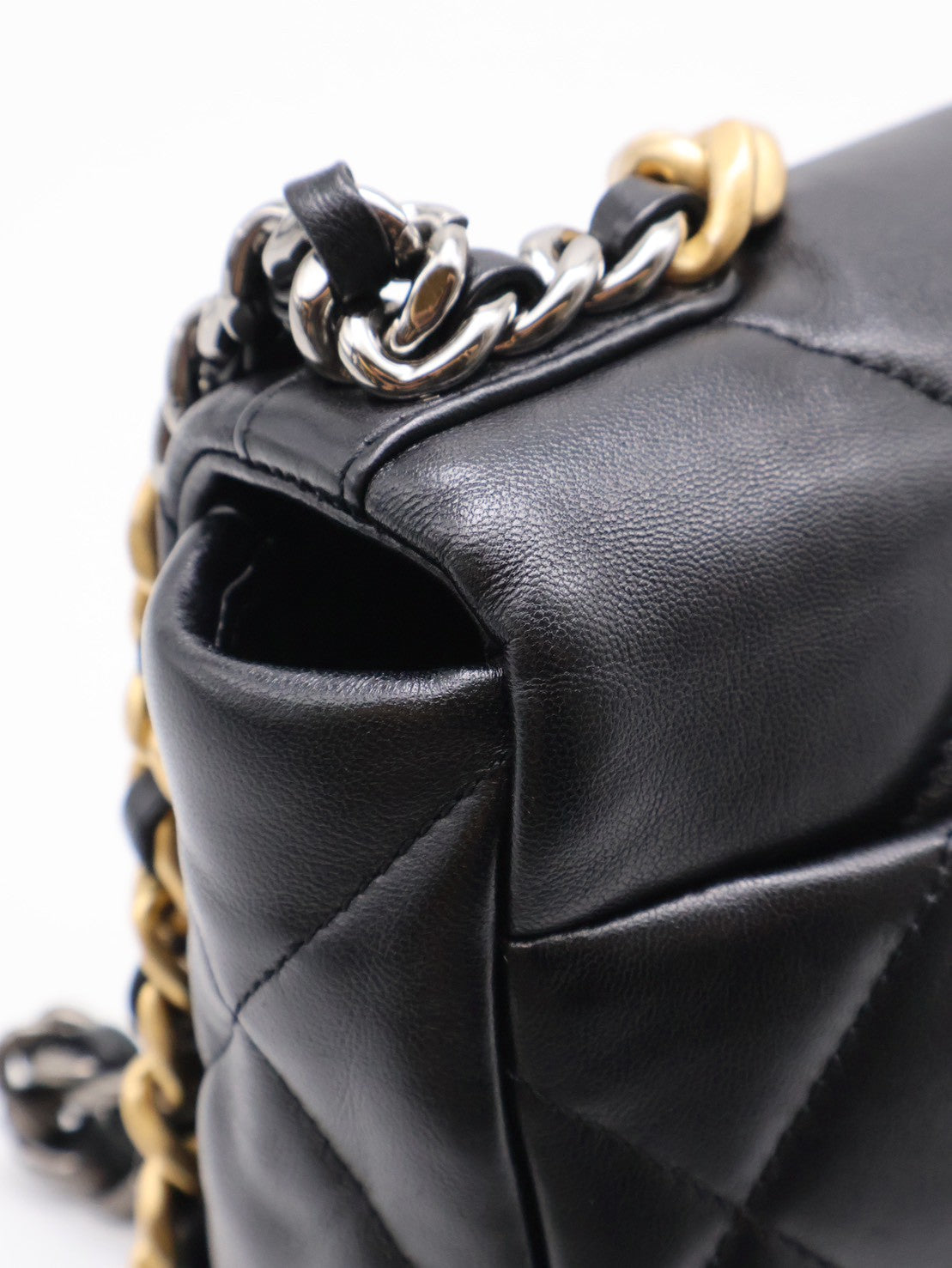 CHANEL 19 Bag 菱格紋羊皮手提肩背包 26 - 黑金