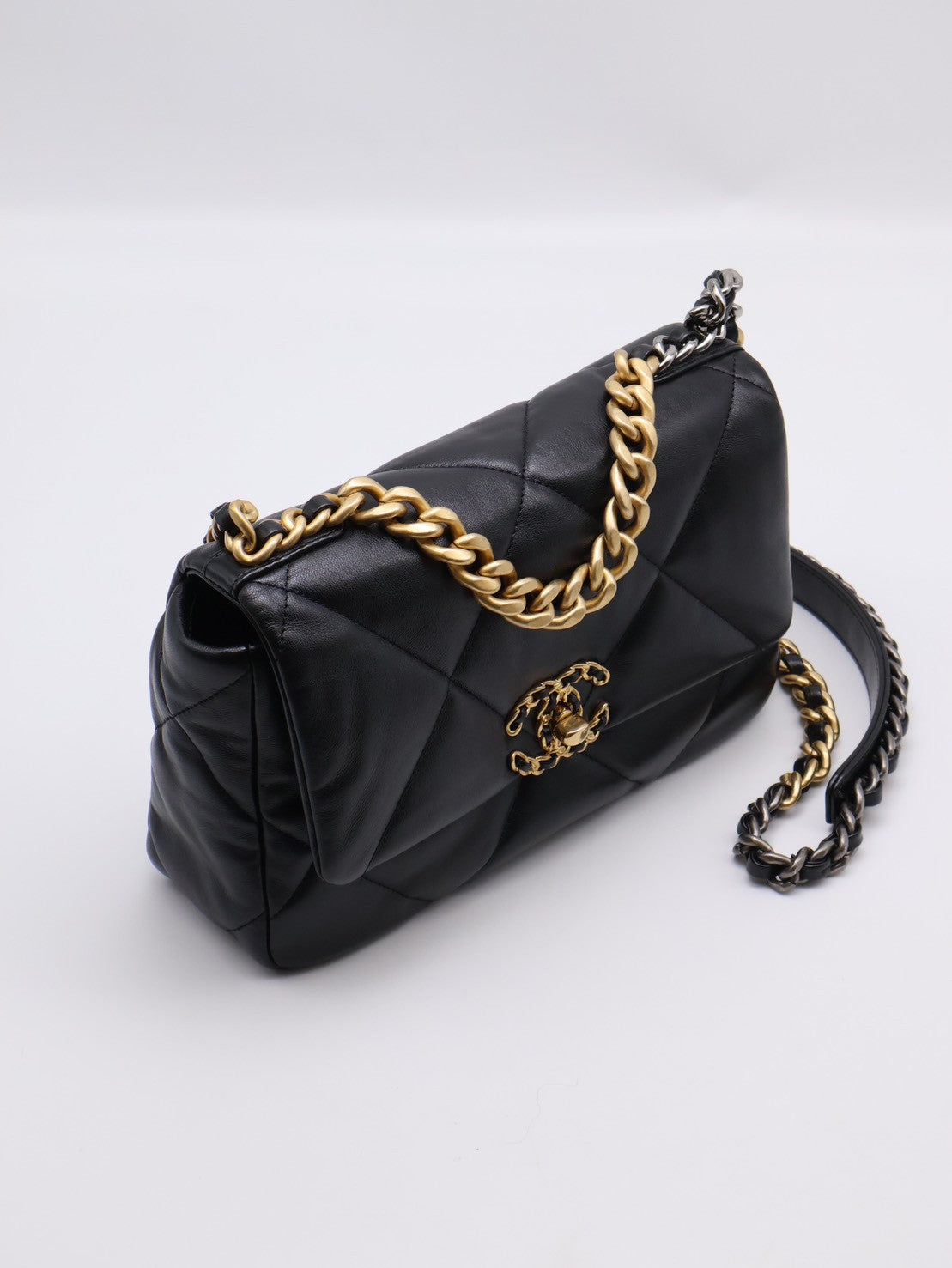 CHANEL 19 Bag 菱格紋羊皮手提肩背包 26 - 黑金
