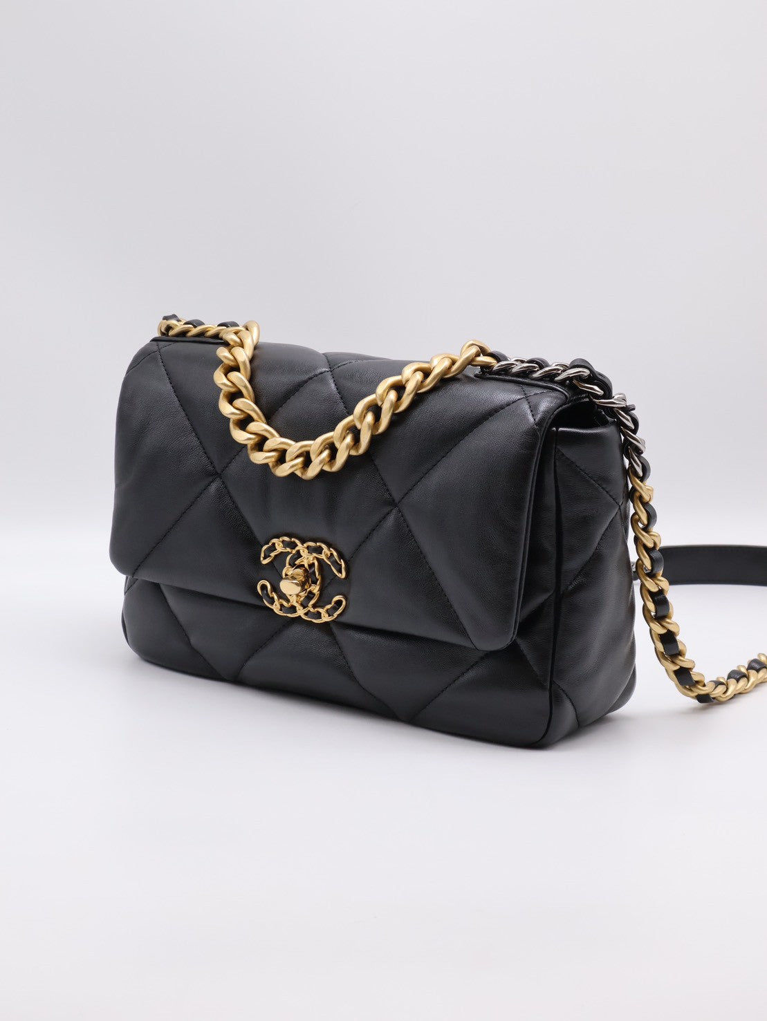 CHANEL 19 Bag 菱格紋羊皮手提肩背包 26 - 黑金
