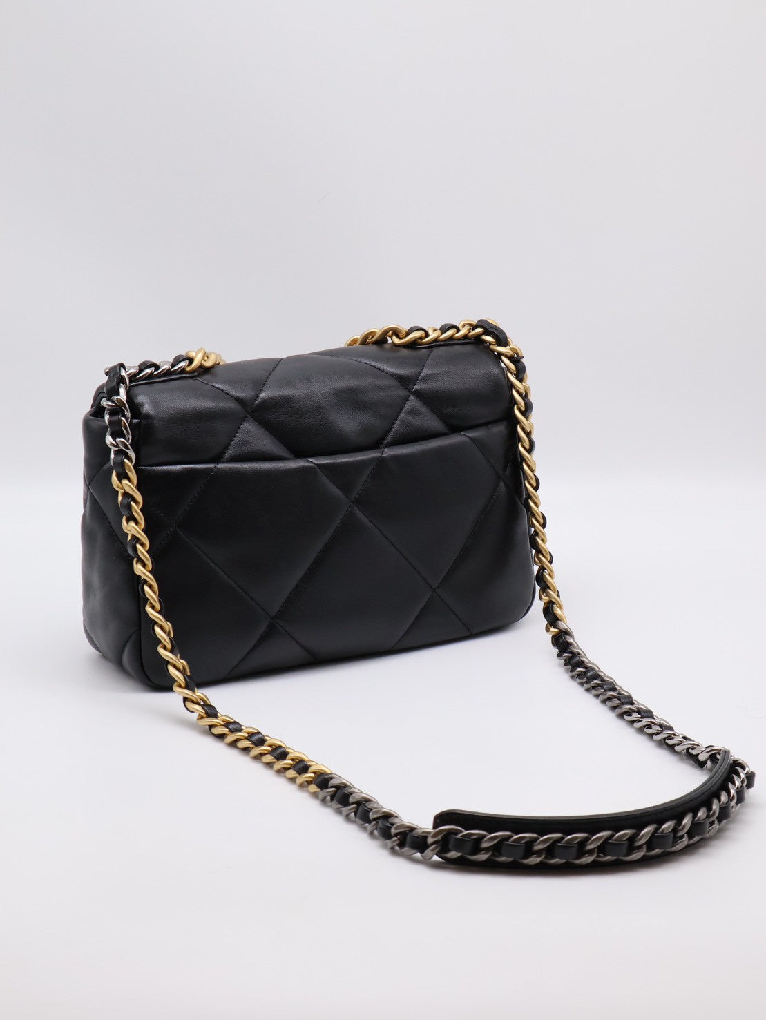 CHANEL 19 Bag 菱格紋羊皮手提肩背包 26 - 黑金