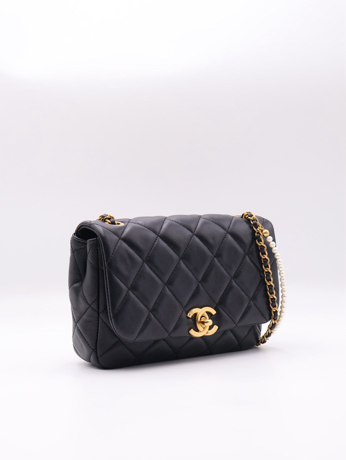 CHANEL 25P珍珠皮穿鍊口蓋包 - 黑金