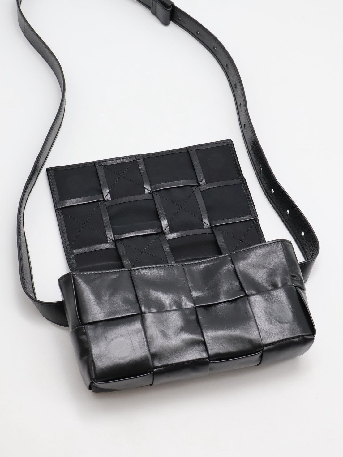 BOTTEGA VENETA Cassette經典編織包 - 8格黑