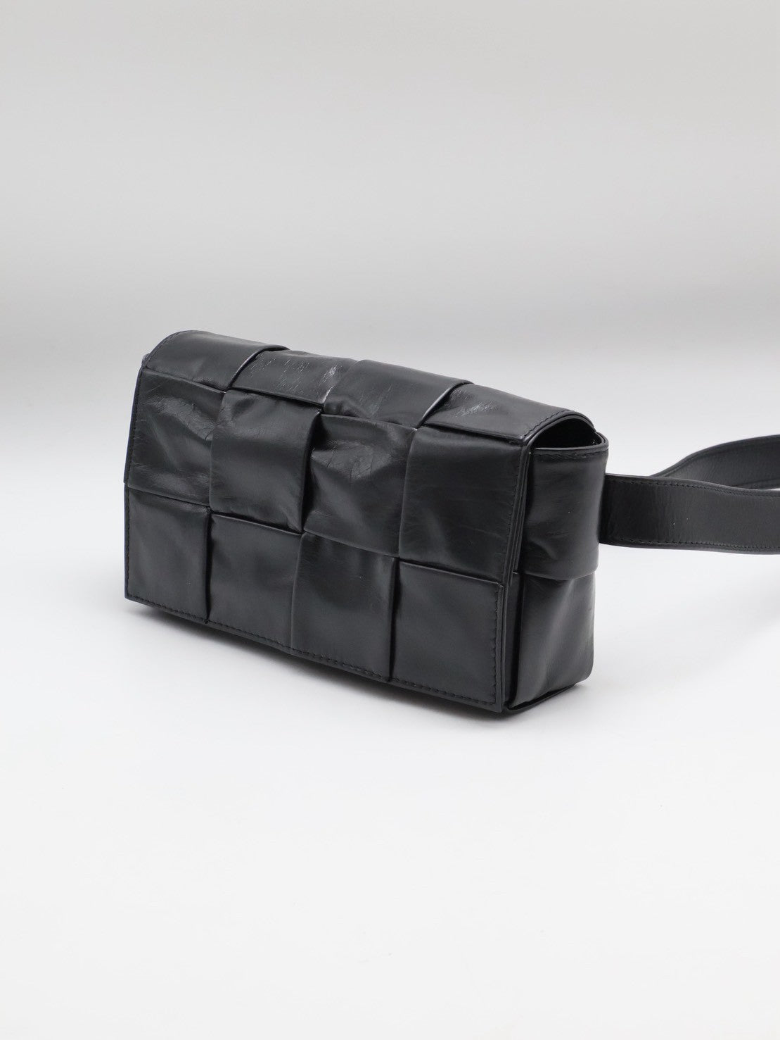 BOTTEGA VENETA Cassette經典編織包 - 8格黑