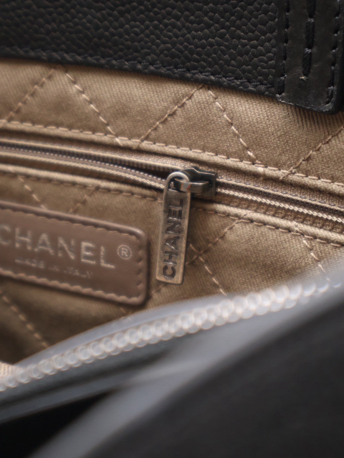 CHANEL 皮釦雙C單肩托特包 - 黑銀18開