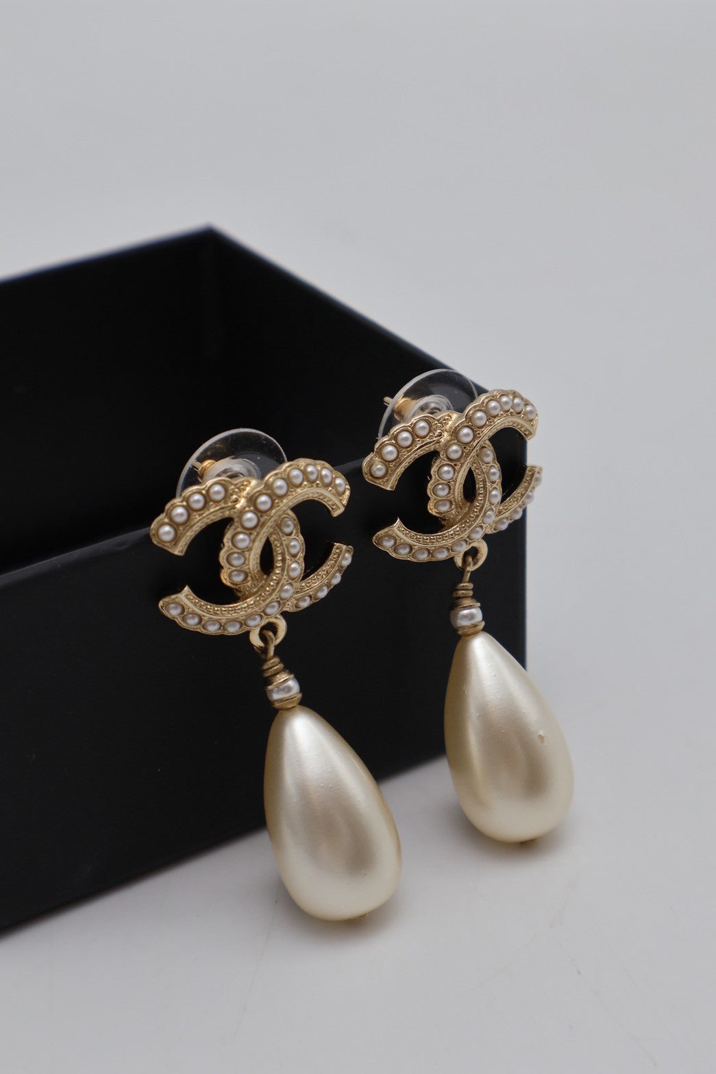 CHANEL 20S珍珠雙C水滴吊墜耳環