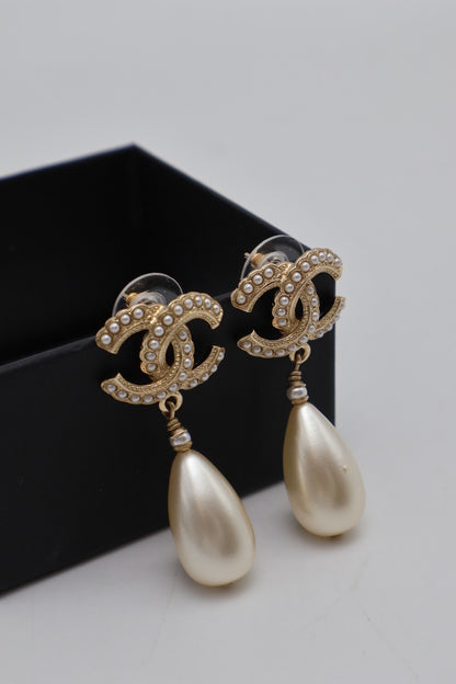 CHANEL 20S珍珠雙C水滴吊墜耳環