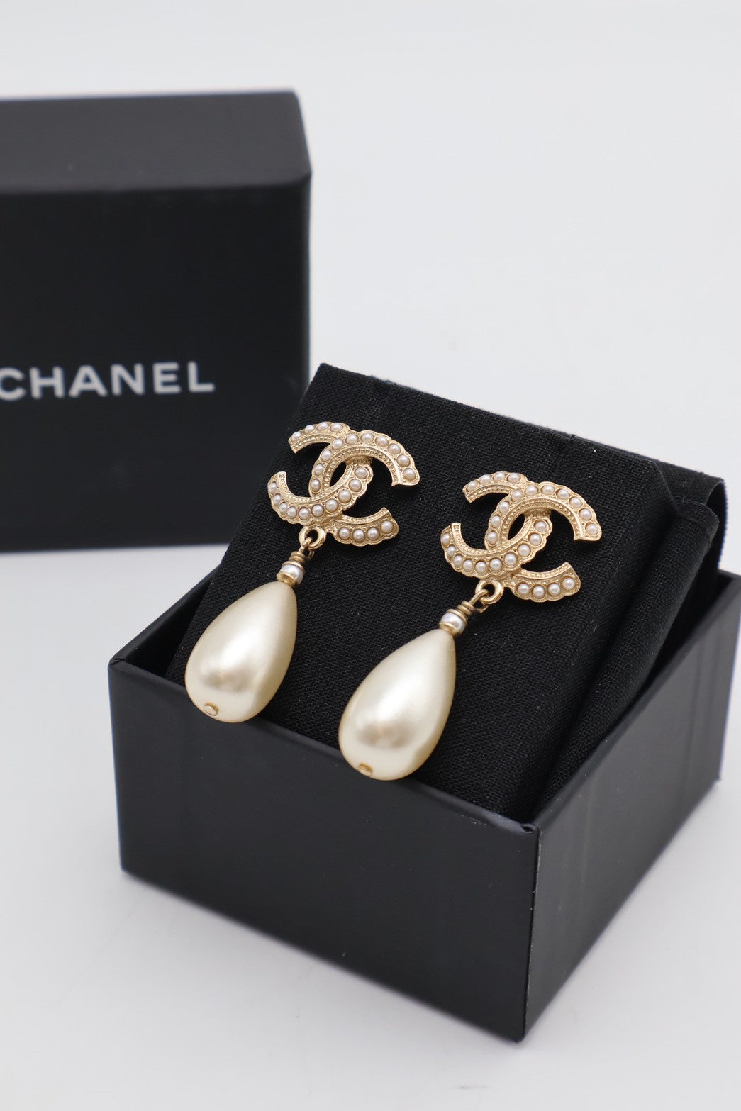 CHANEL 20S珍珠雙C水滴吊墜耳環