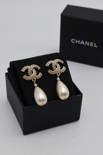 CHANEL 20S珍珠雙C水滴吊墜耳環