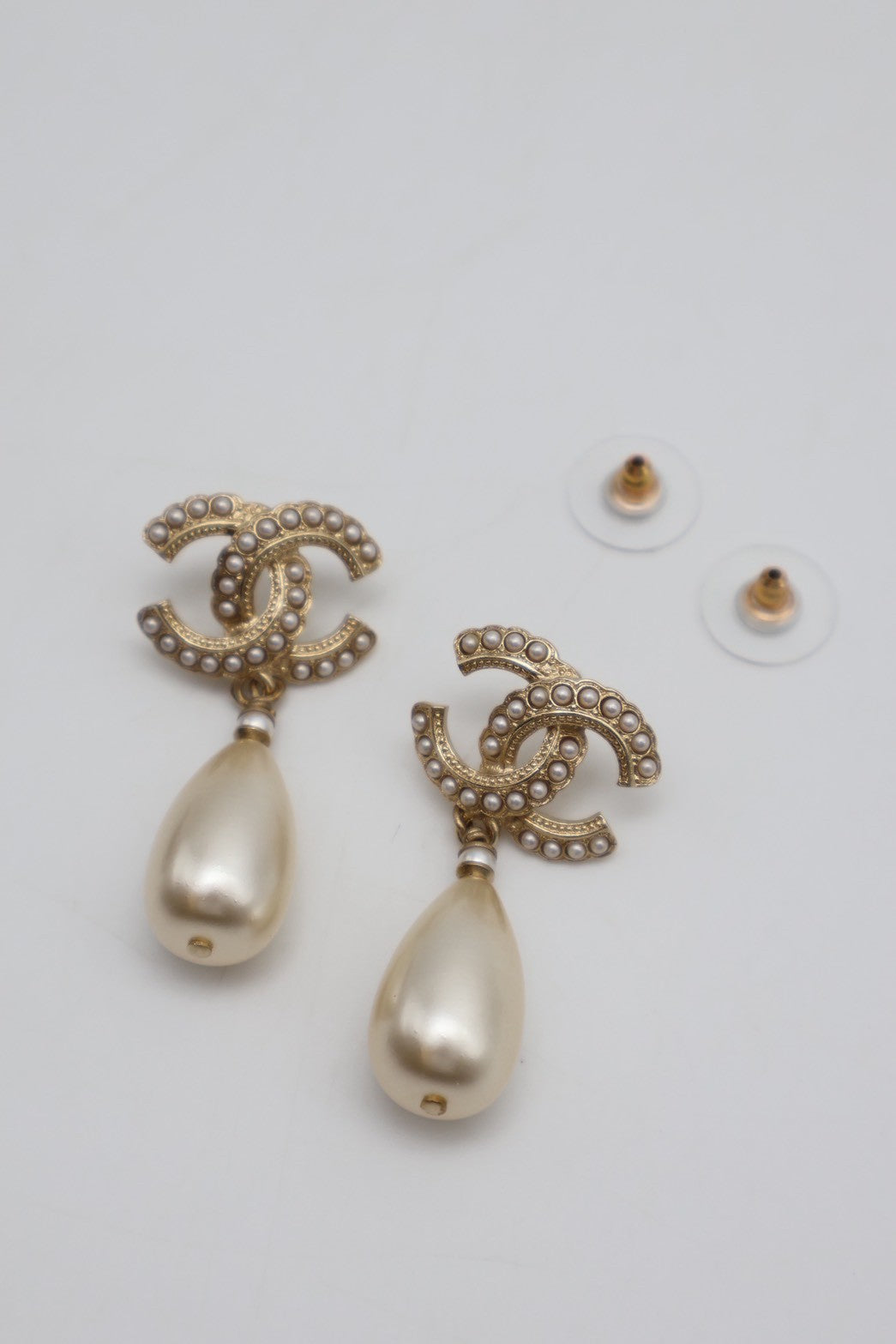 CHANEL 20S珍珠雙C水滴吊墜耳環
