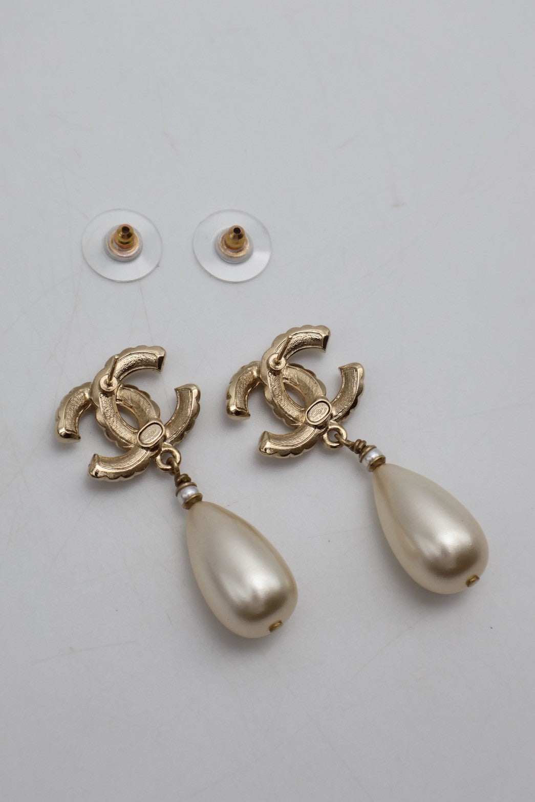 CHANEL 20S珍珠雙C水滴吊墜耳環