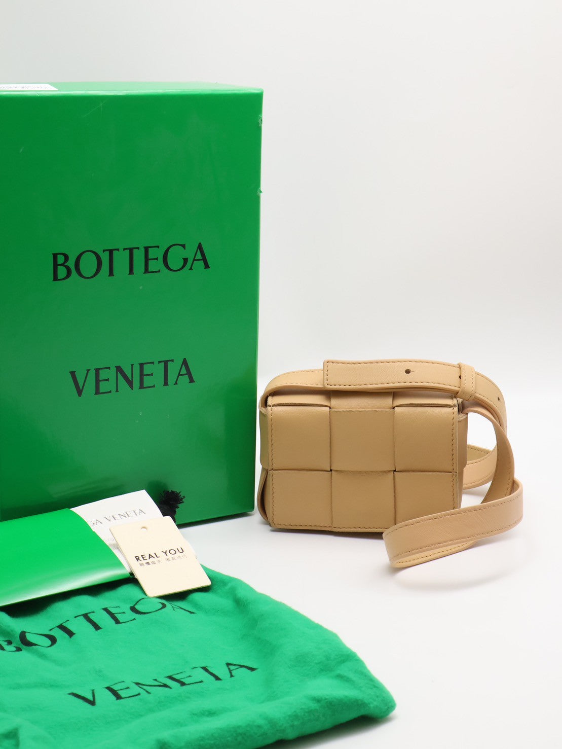 BOTTEGA VENETA Cassette編織斜背包 - mini燕麥黃