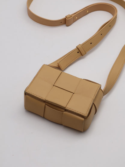BOTTEGA VENETA Cassette編織斜背包 - mini燕麥黃