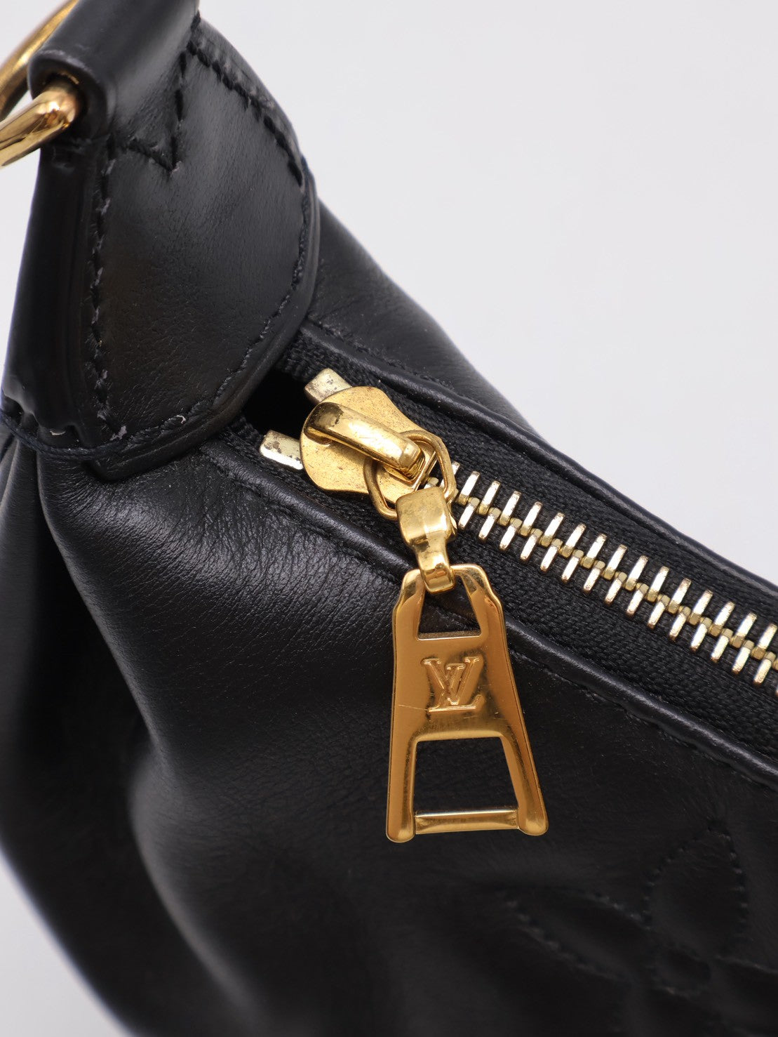 LOUIS VUITTON Over The Moon壓紋牛皮腋下包 -  黑
