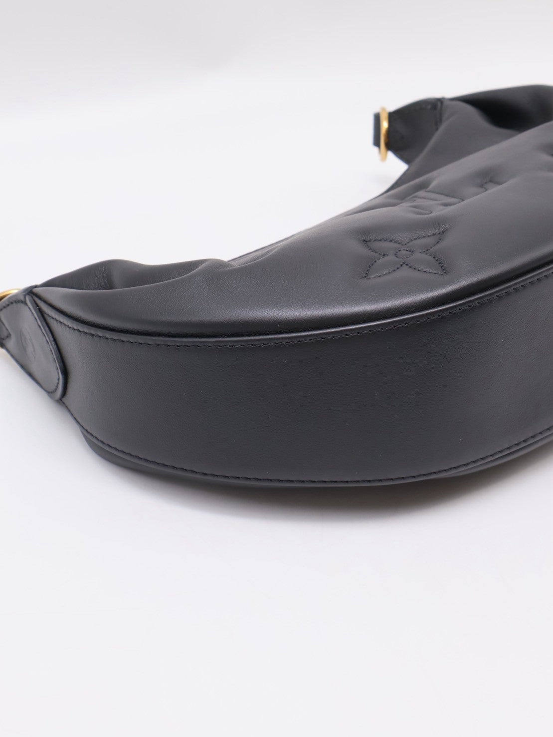 LOUIS VUITTON Over The Moon壓紋牛皮腋下包 -  黑