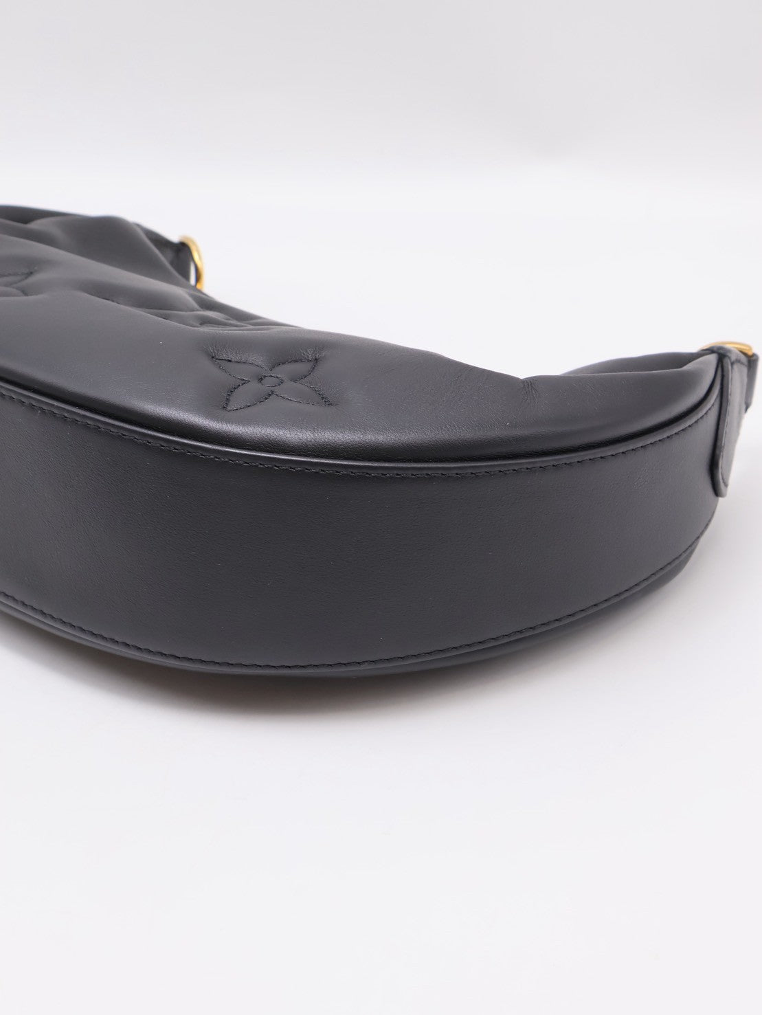 LOUIS VUITTON Over The Moon壓紋牛皮腋下包 -  黑