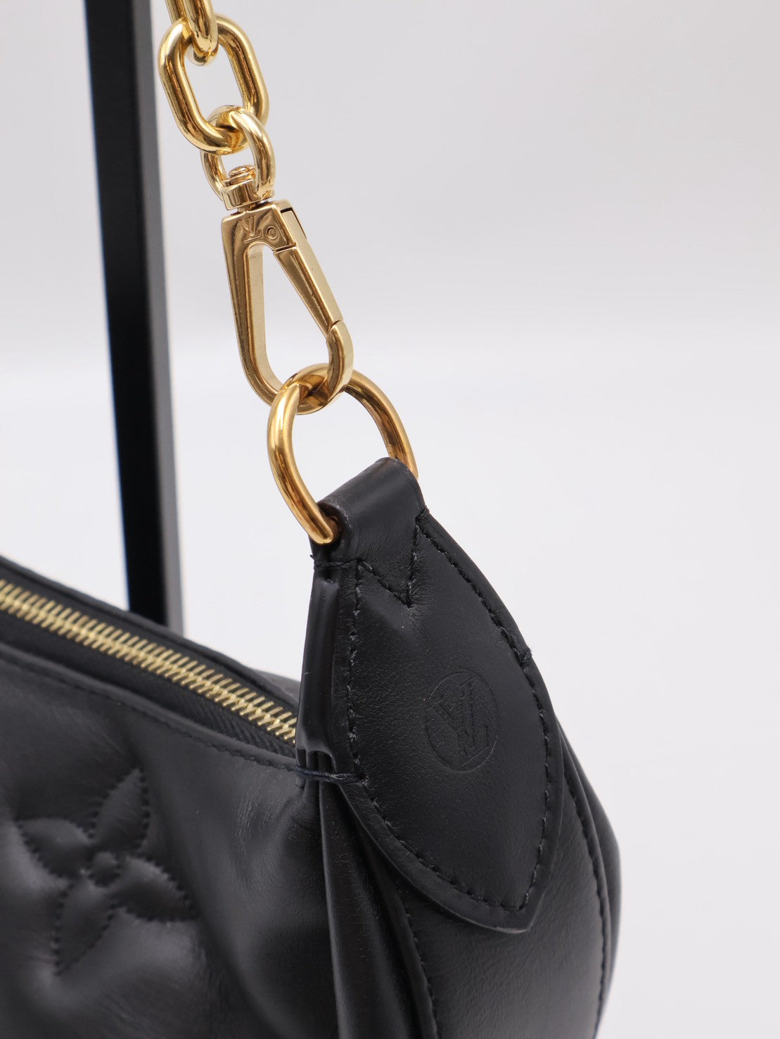 LOUIS VUITTON Over The Moon壓紋牛皮腋下包 -  黑