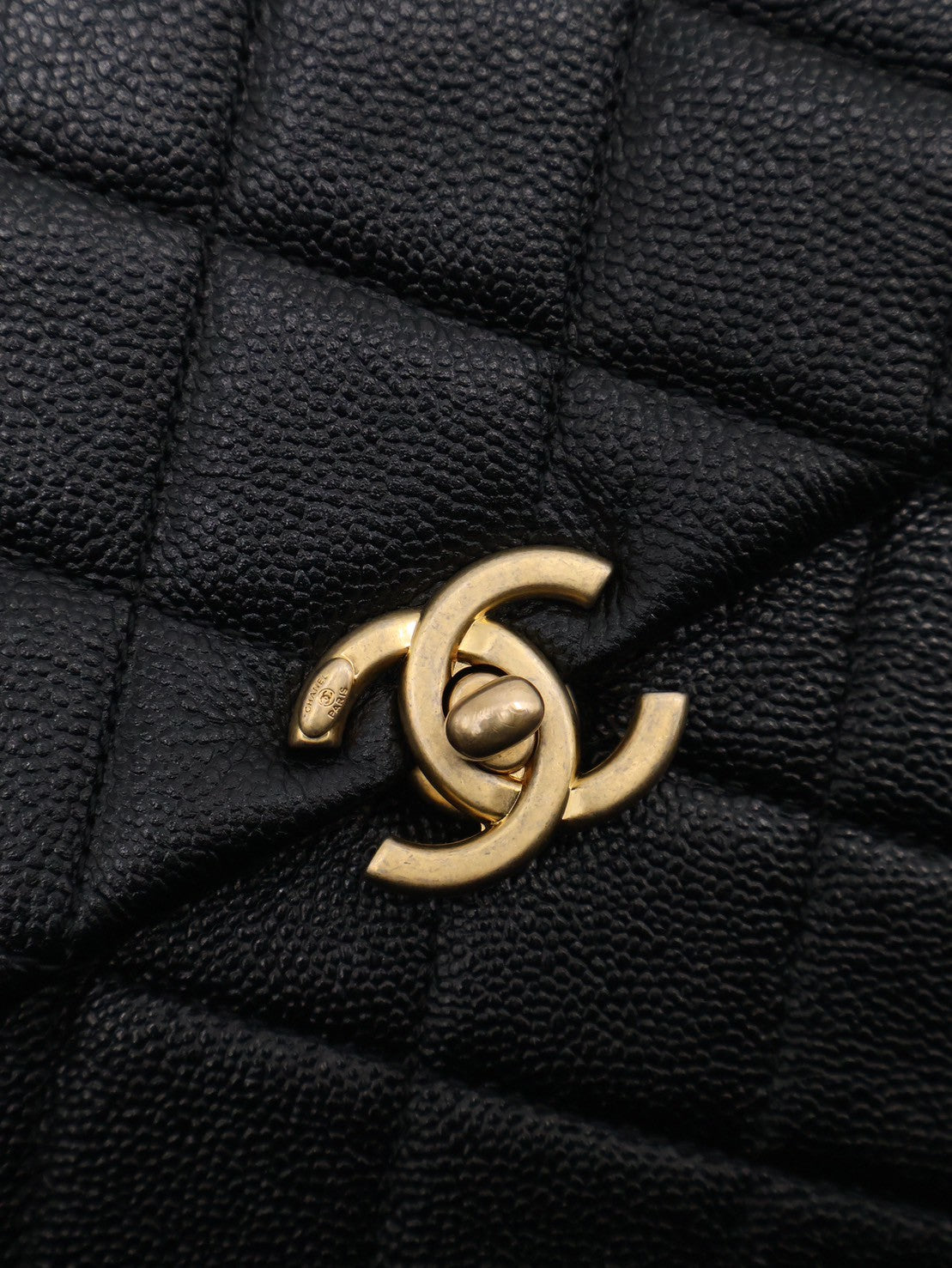 CHANEL 22P Ado雙肩後背包 - 黑金