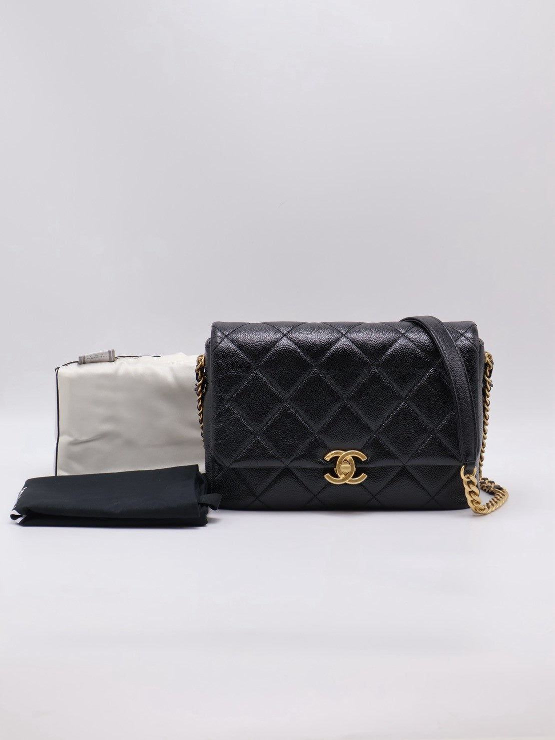 CHANEL 22P粒面牛皮斜背包 - 黑金