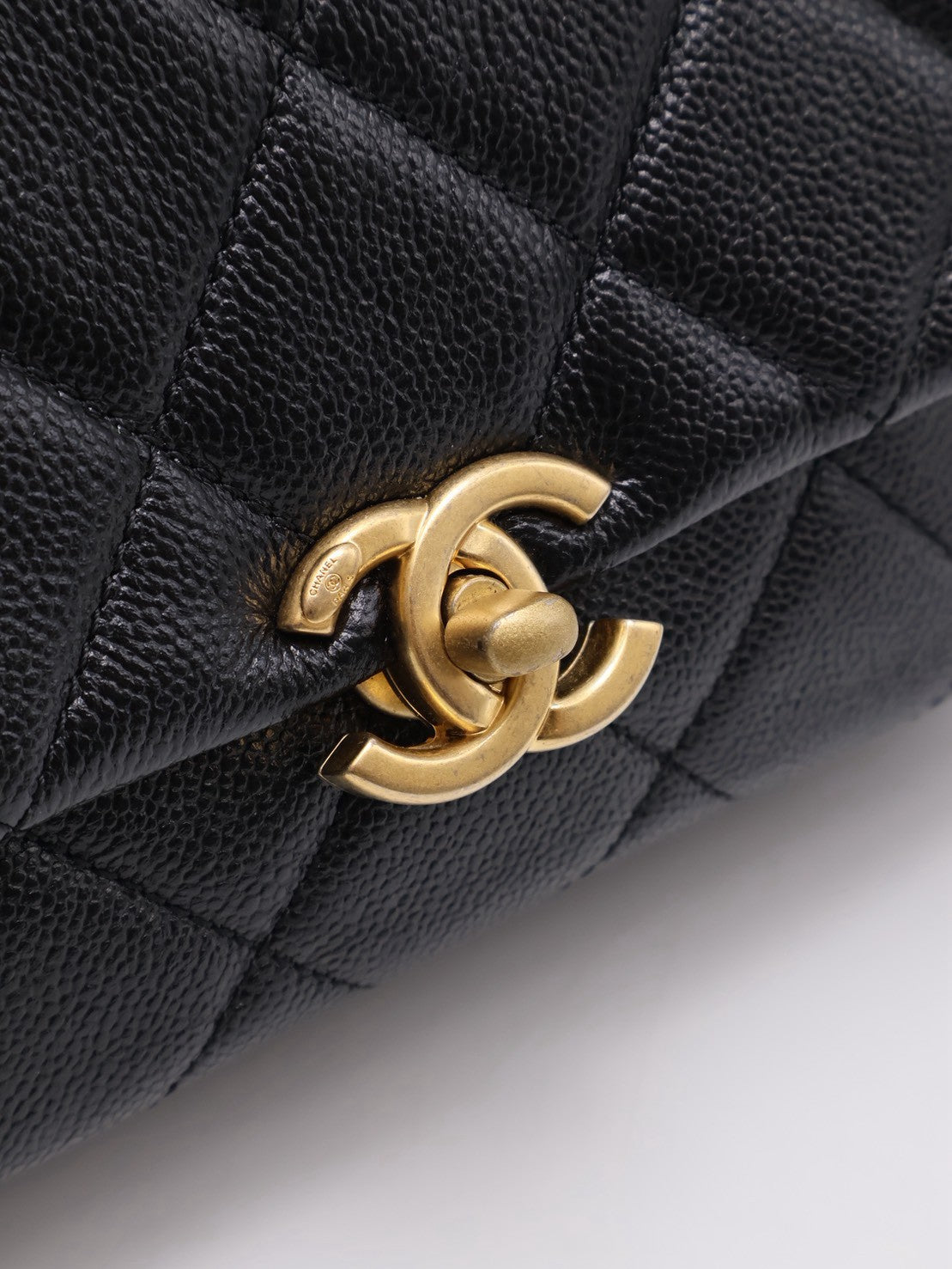 CHANEL 22P粒面牛皮斜背包 - 黑金