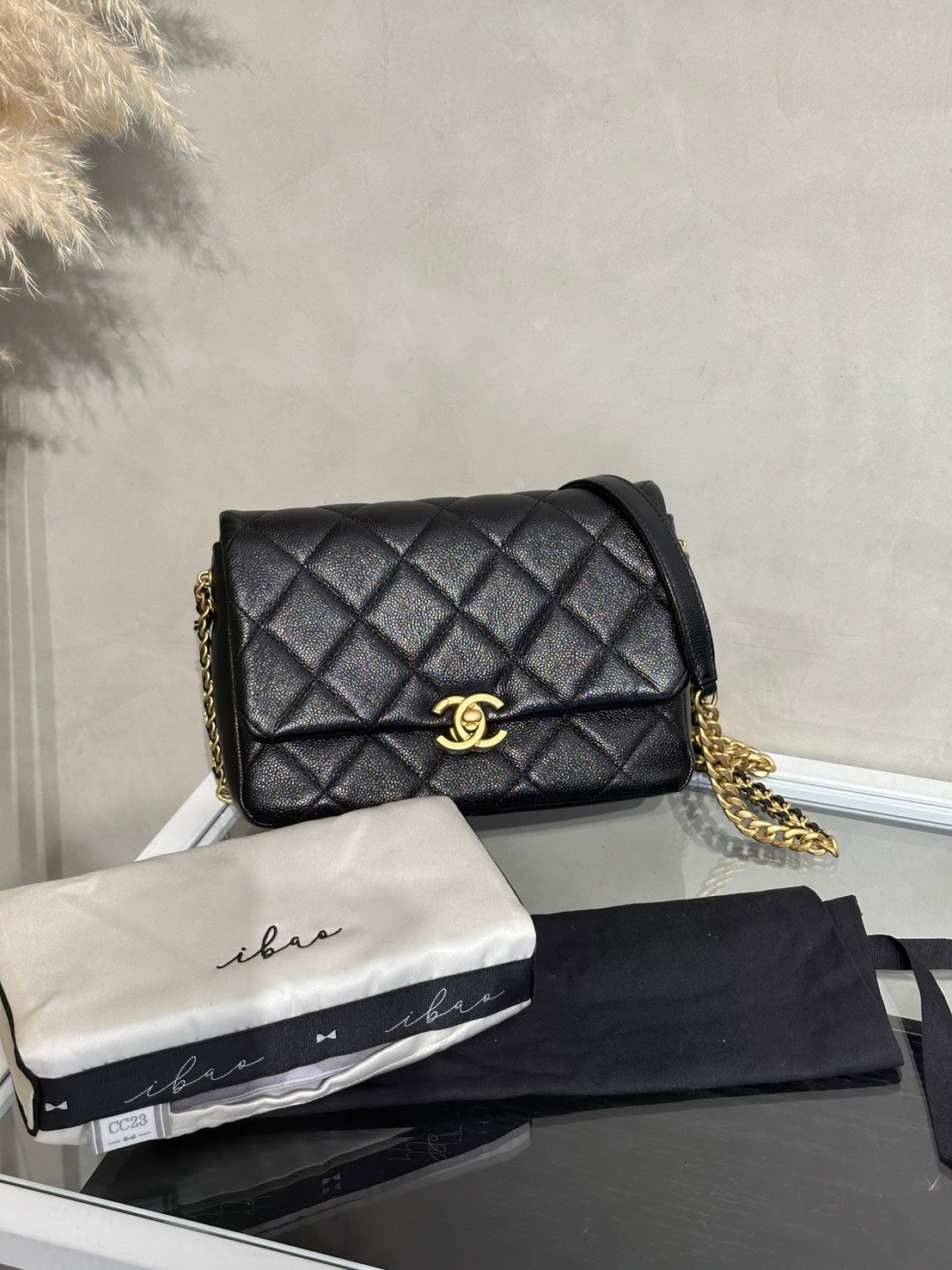 CHANEL 22P粒面牛皮斜背包 - 黑金