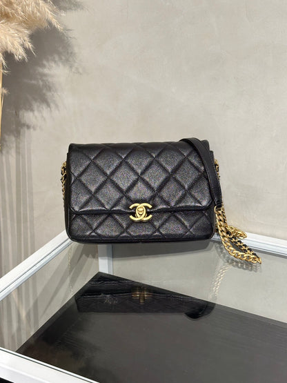 CHANEL 22P粒面牛皮斜背包 - 黑金