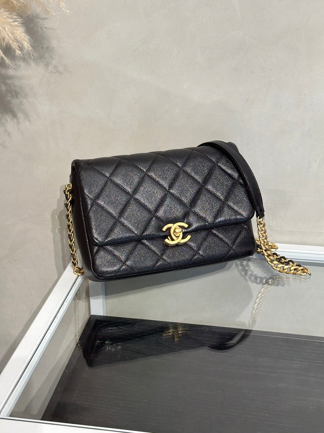CHANEL 22P粒面牛皮斜背包 - 黑金