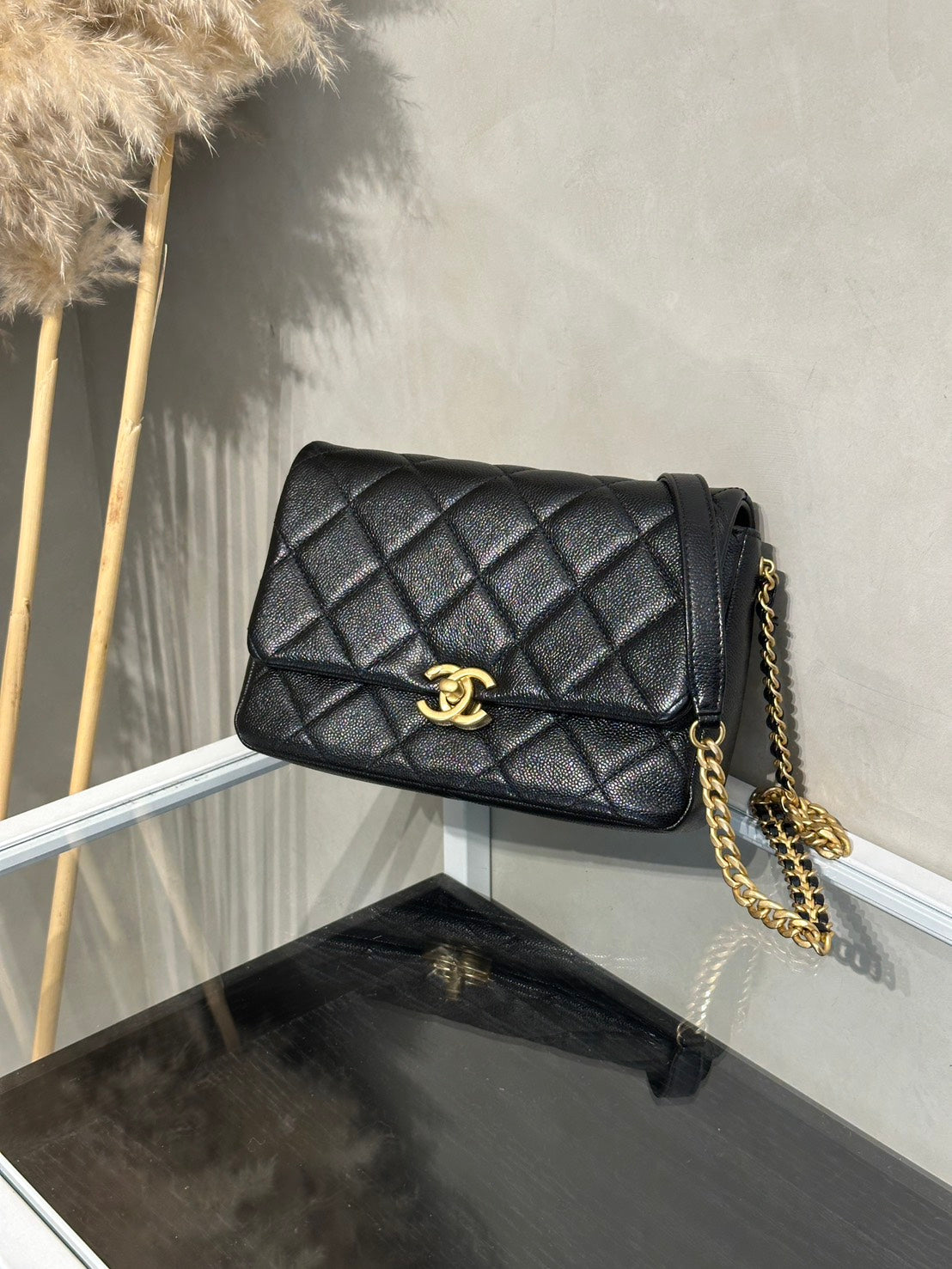 CHANEL 22P粒面牛皮斜背包 - 黑金