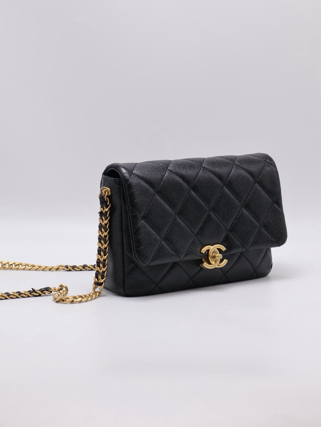 CHANEL 22P粒面牛皮斜背包 - 黑金