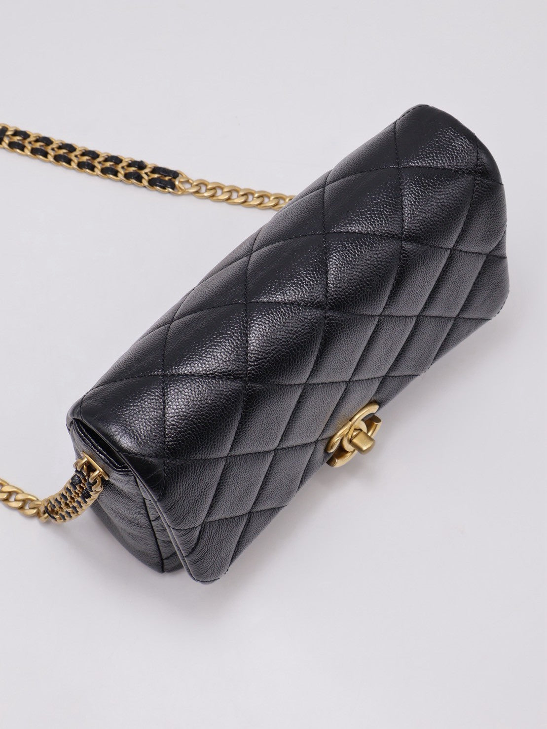 CHANEL 22P粒面牛皮斜背包 - 黑金