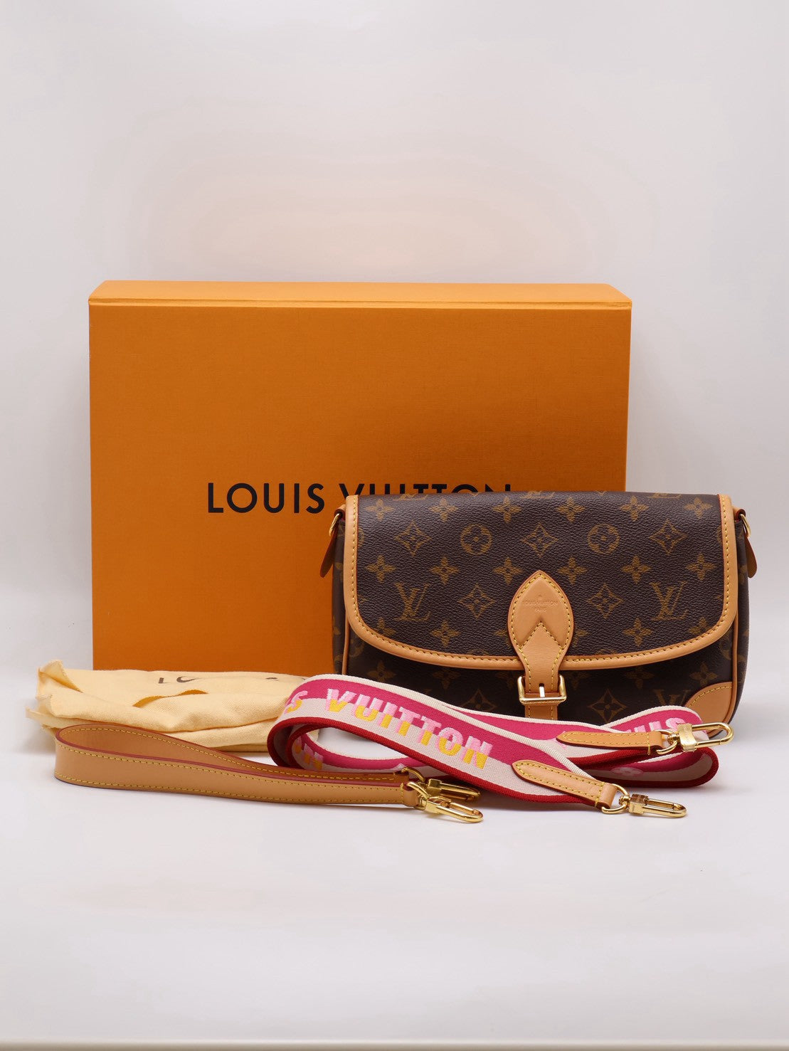 LOUIS VUITTON Diane法棍包 - 紫紅字母背帶