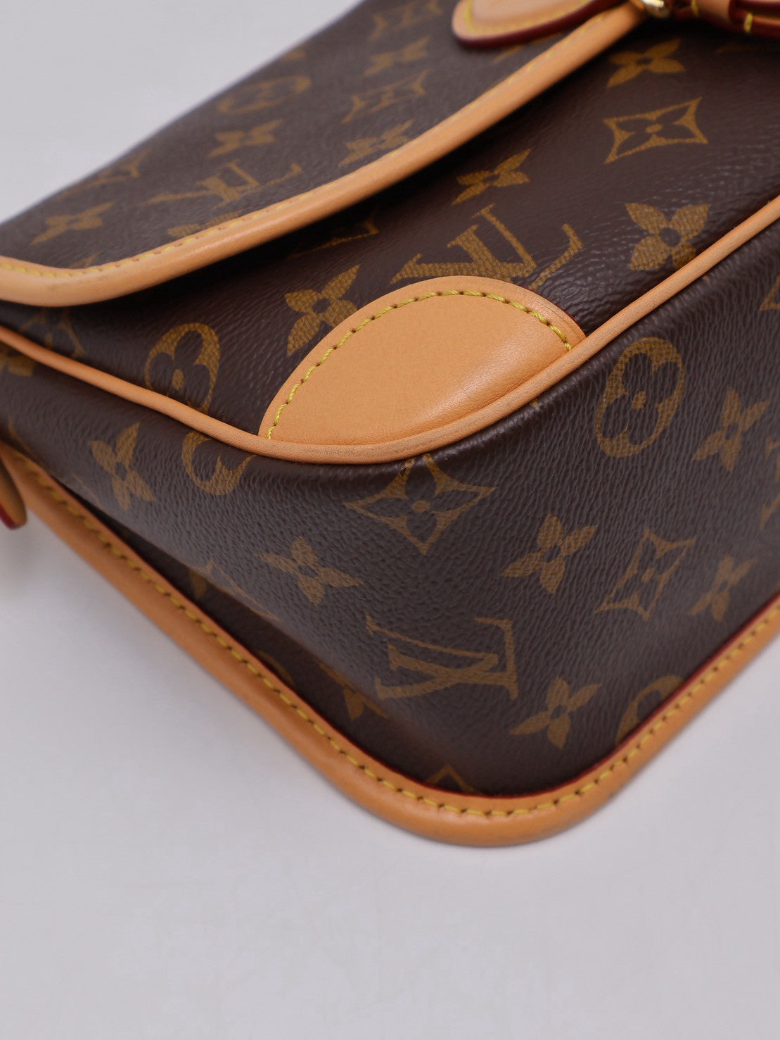 LOUIS VUITTON Diane法棍包 - 紫紅字母背帶