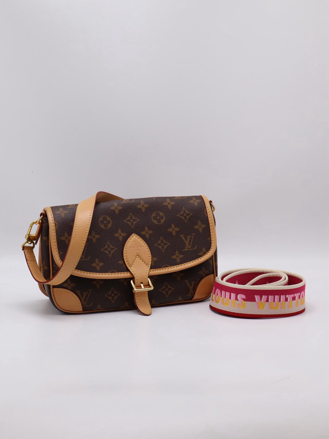LOUIS VUITTON Diane法棍包 - 紫紅字母背帶
