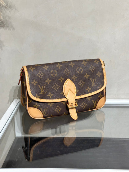 LOUIS VUITTON Diane法棍包 - 紫紅字母背帶