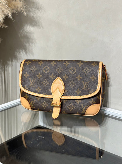 LOUIS VUITTON Diane法棍包 - 紫紅字母背帶