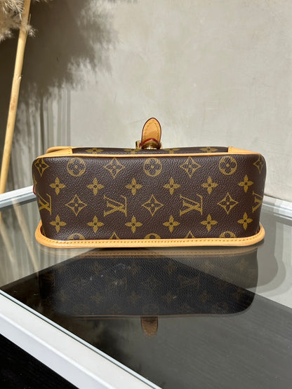 LOUIS VUITTON Diane法棍包 - 紫紅字母背帶