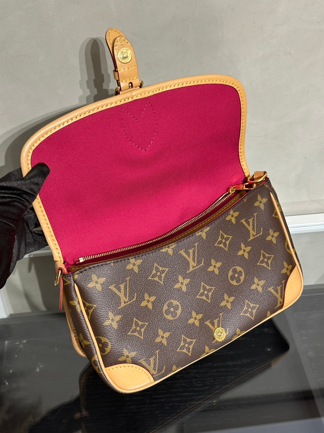 LOUIS VUITTON Diane法棍包 - 紫紅字母背帶