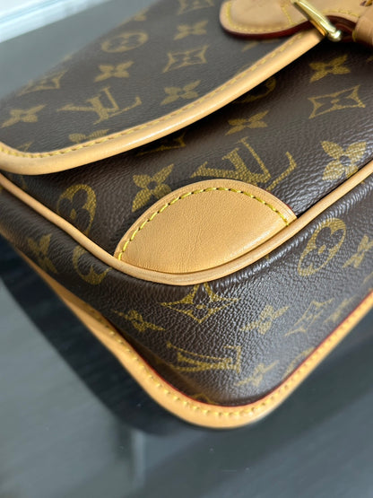 LOUIS VUITTON Diane法棍包 - 紫紅字母背帶