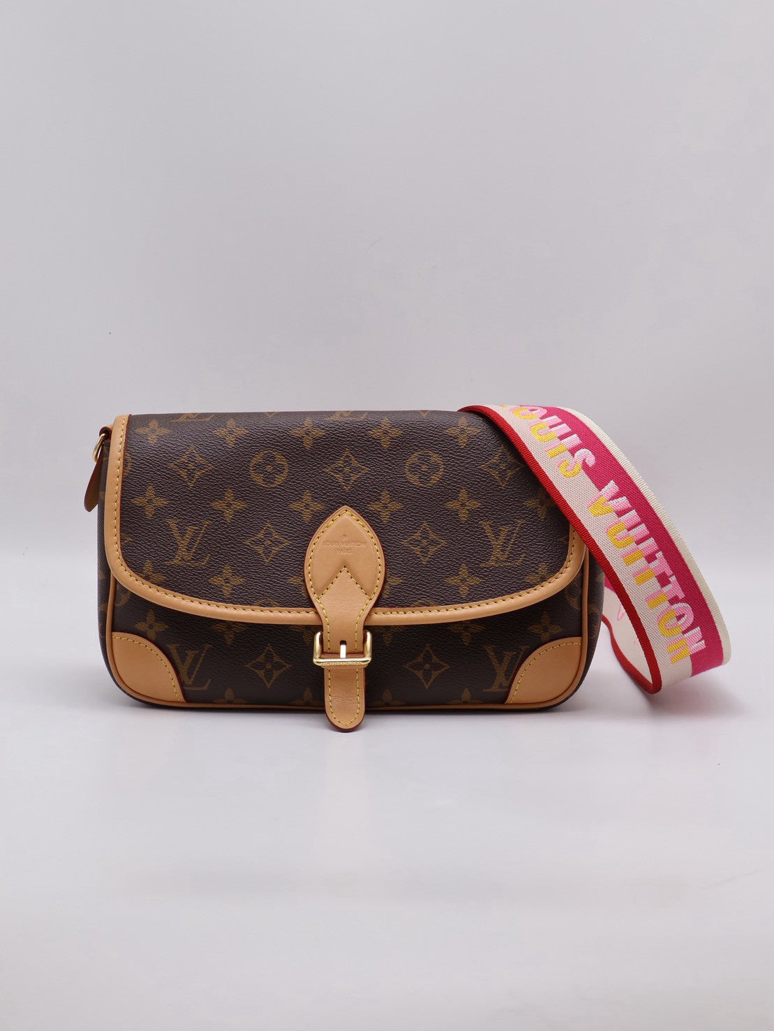 LOUIS VUITTON Diane法棍包 - 紫紅字母背帶