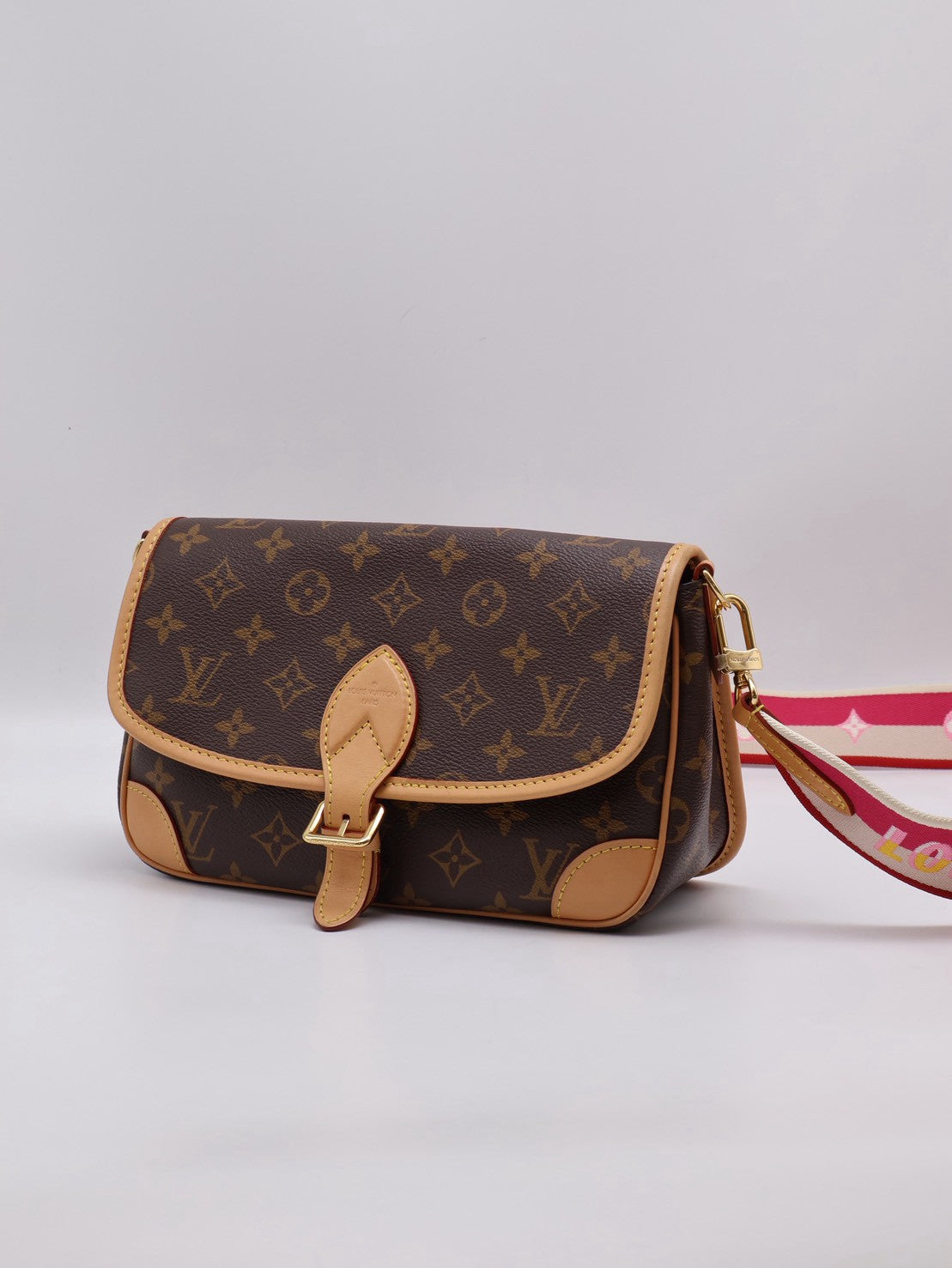 LOUIS VUITTON Diane法棍包 - 紫紅字母背帶