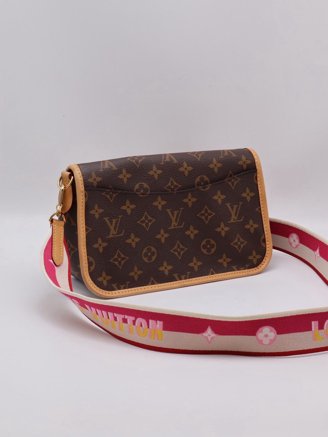 LOUIS VUITTON Diane法棍包 - 紫紅字母背帶