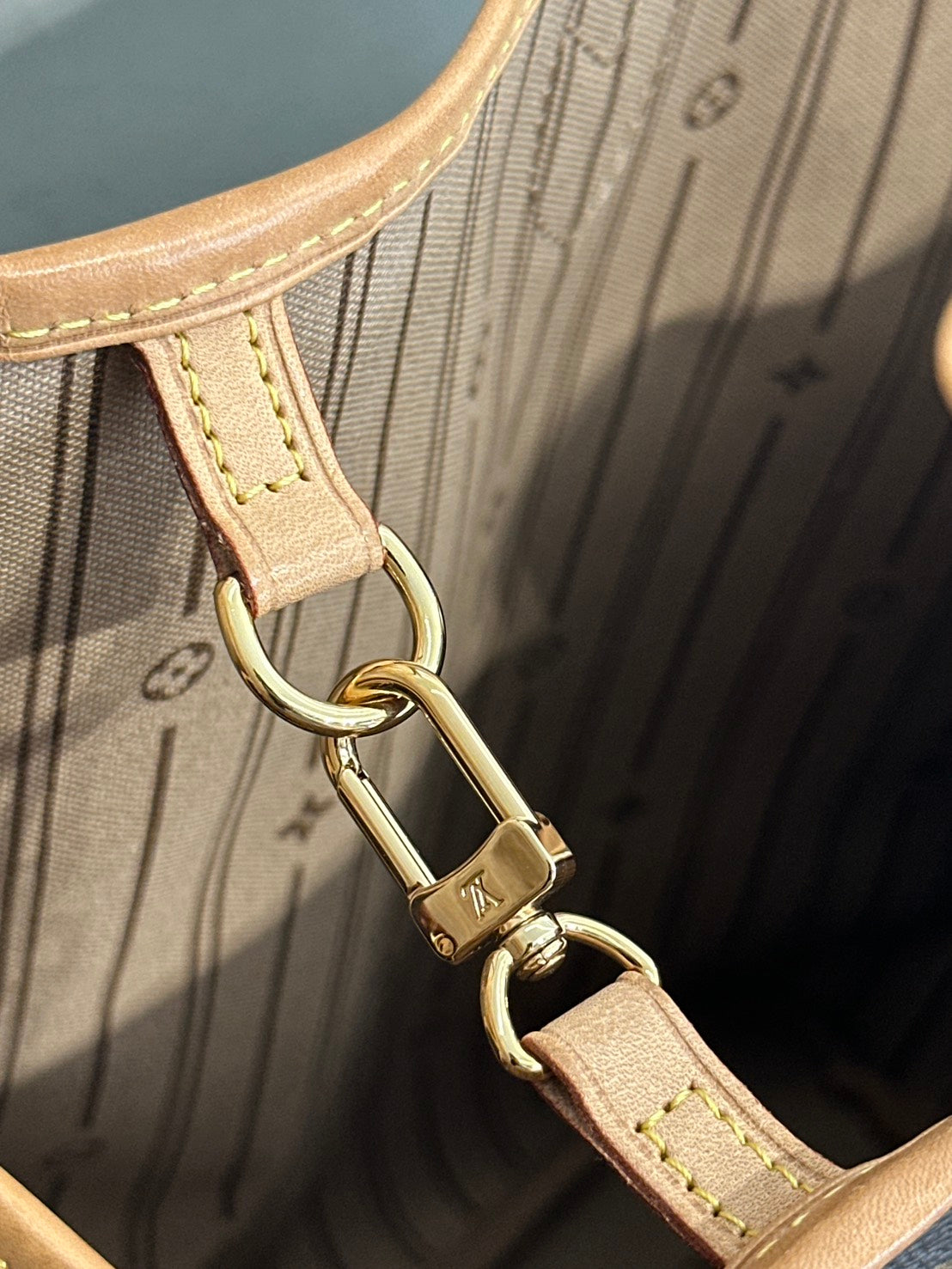 LOUIS VUITTON Neverfull Tote - GM