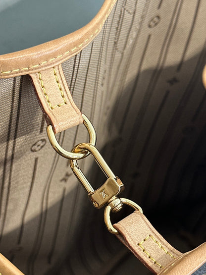 LOUIS VUITTON Neverfull Tote - GM