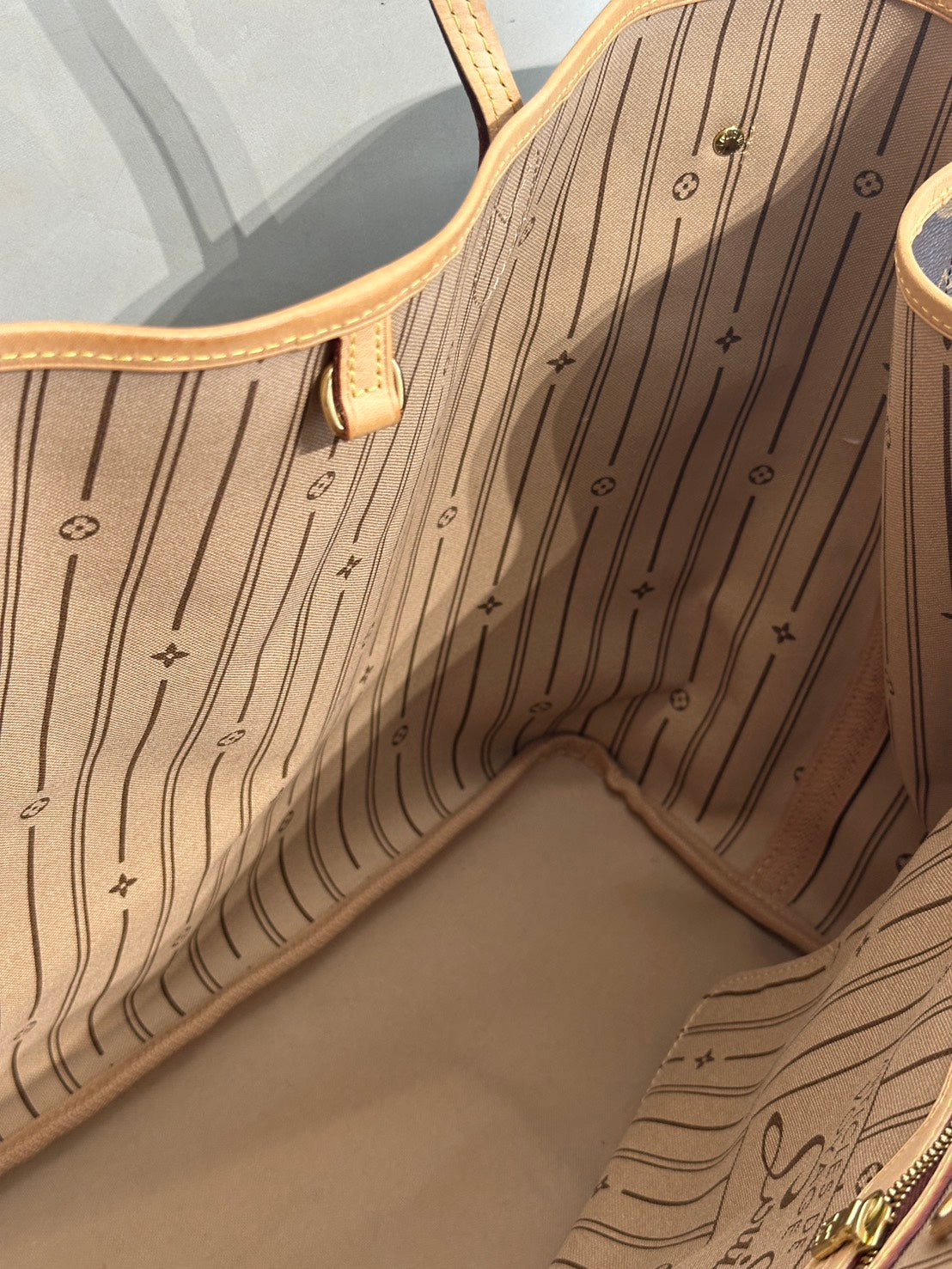 LOUIS VUITTON Neverfull Tote - GM