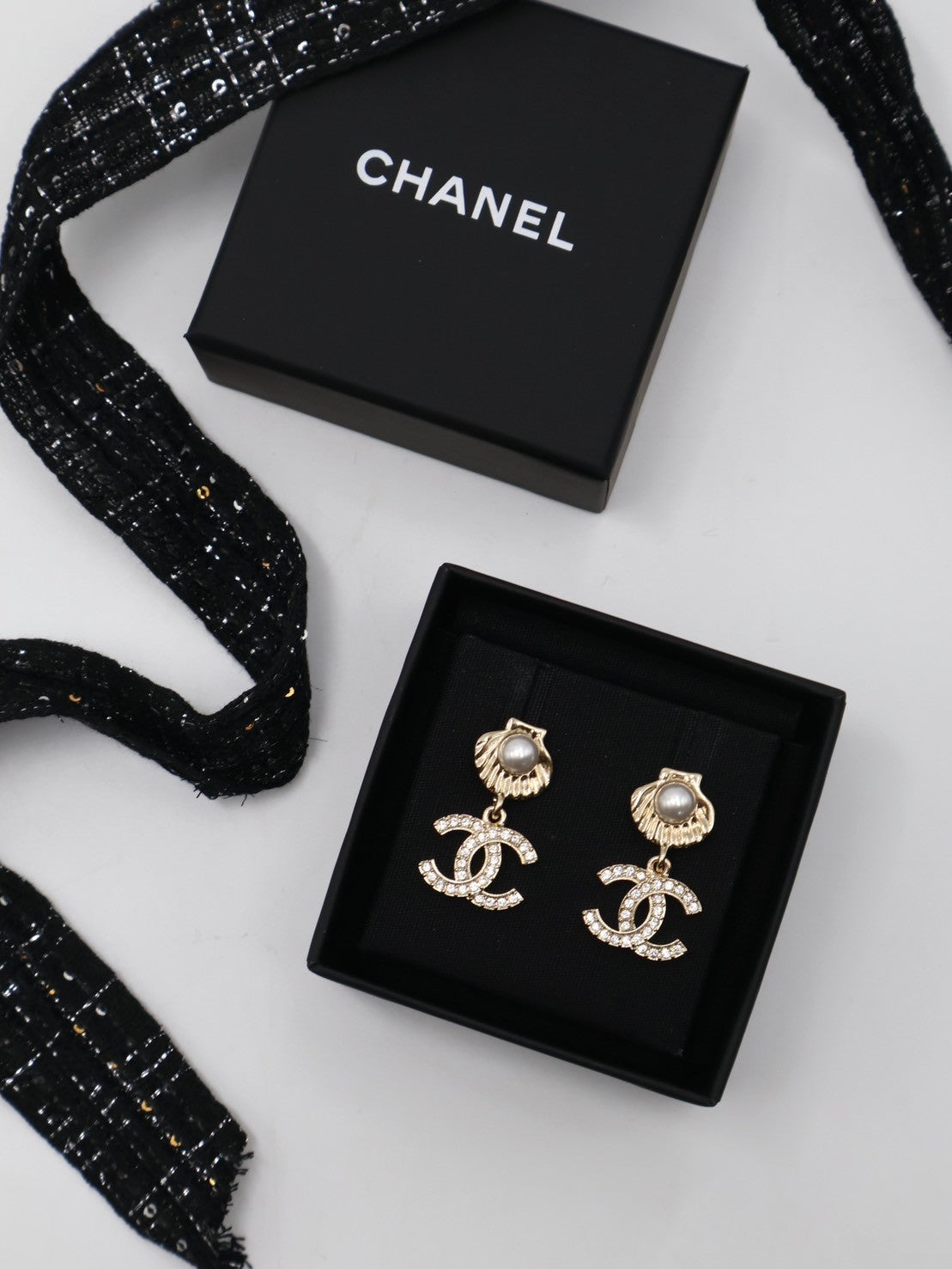 CHANEL 25C珍珠貝殼雙C耳環