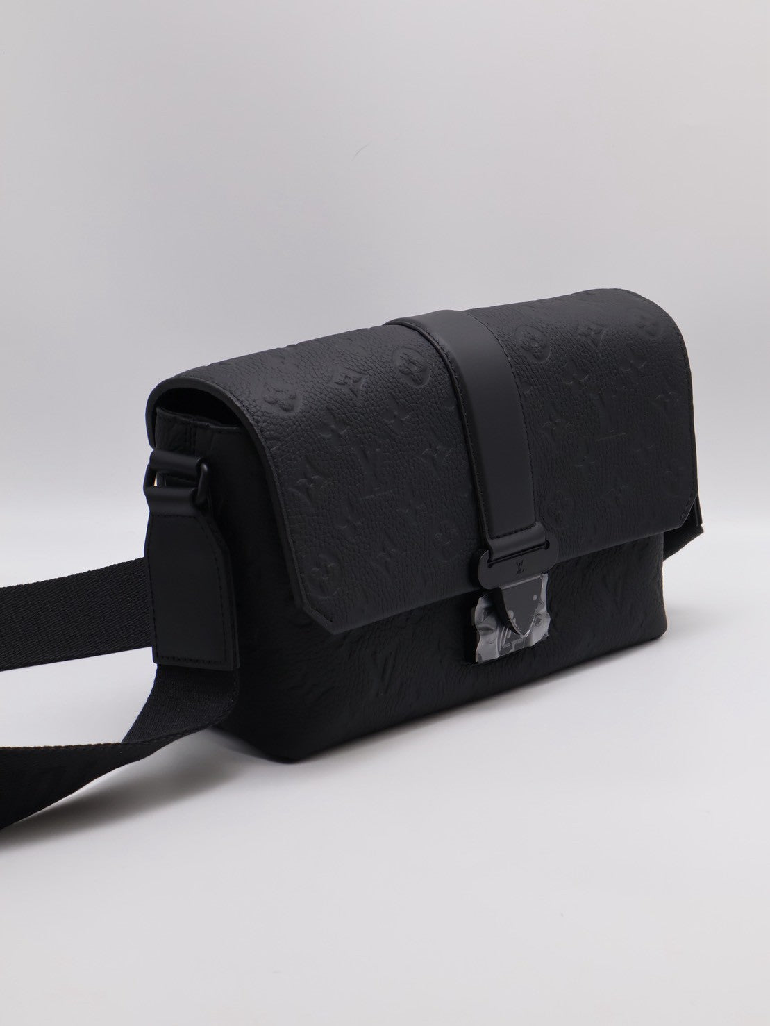 LOUIS VUITTON S-Cape 壓紋牛皮郵差包 - 黑