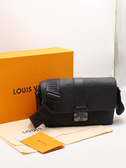LOUIS VUITTON S-Cape 壓紋牛皮郵差包 - 黑